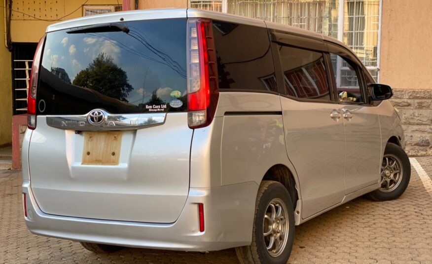 2014 Toyota Noah (New-shape)