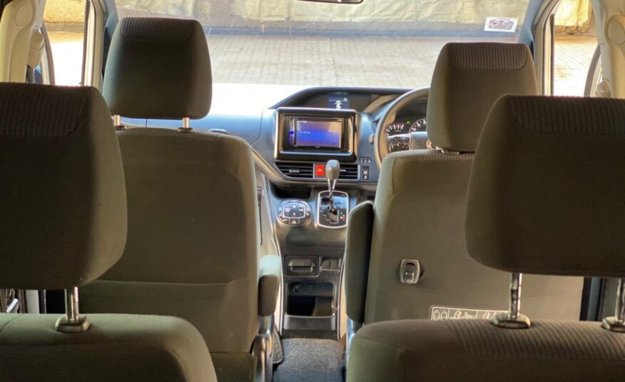 2014 Toyota Noah (New-shape)