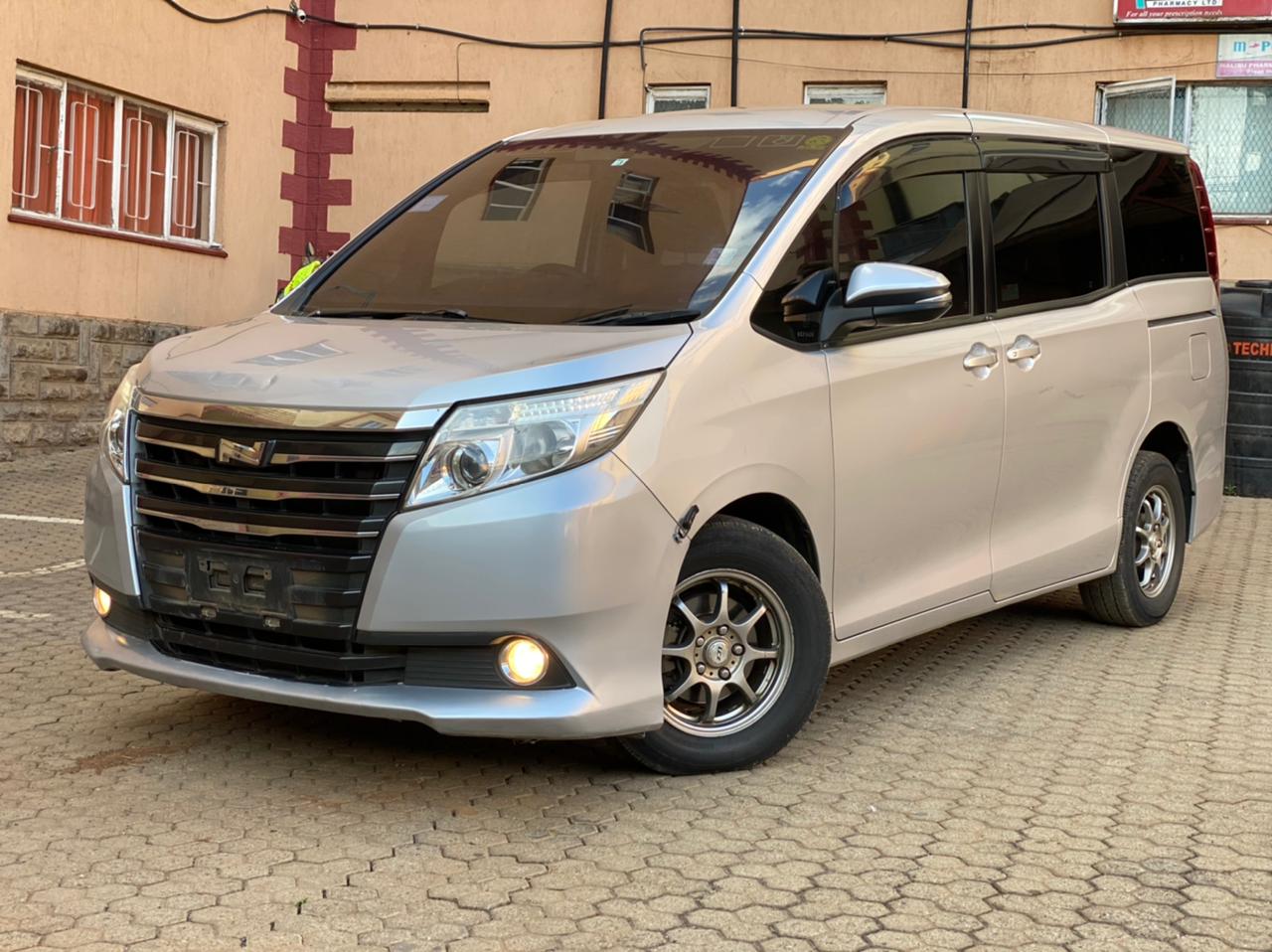 2014 Toyota Noah (New-shape)