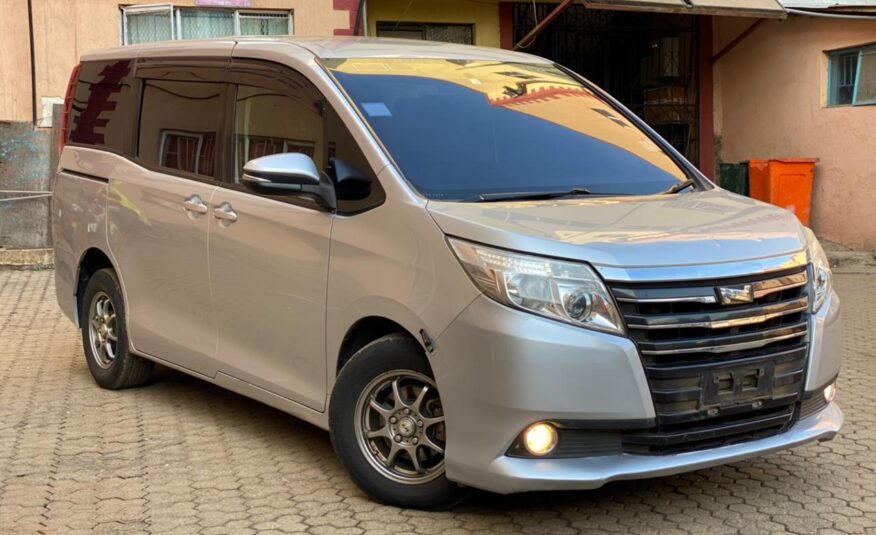 2014 Toyota Noah (New-shape)