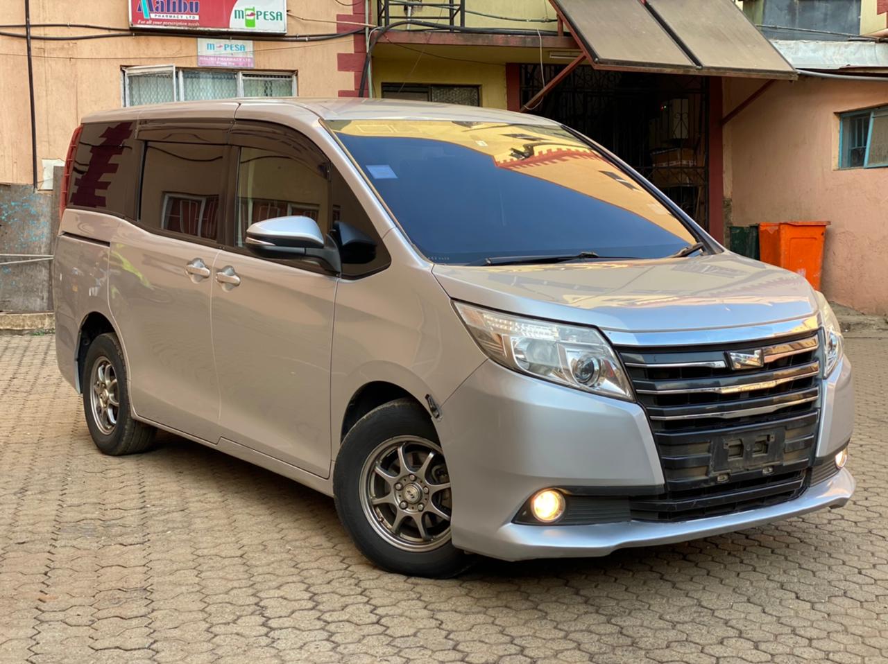 2014 Toyota Noah (New-shape)