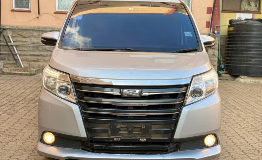 2014 Toyota Noah (New-shape)