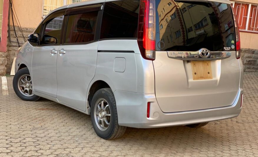 2014 Toyota Noah (New-shape)