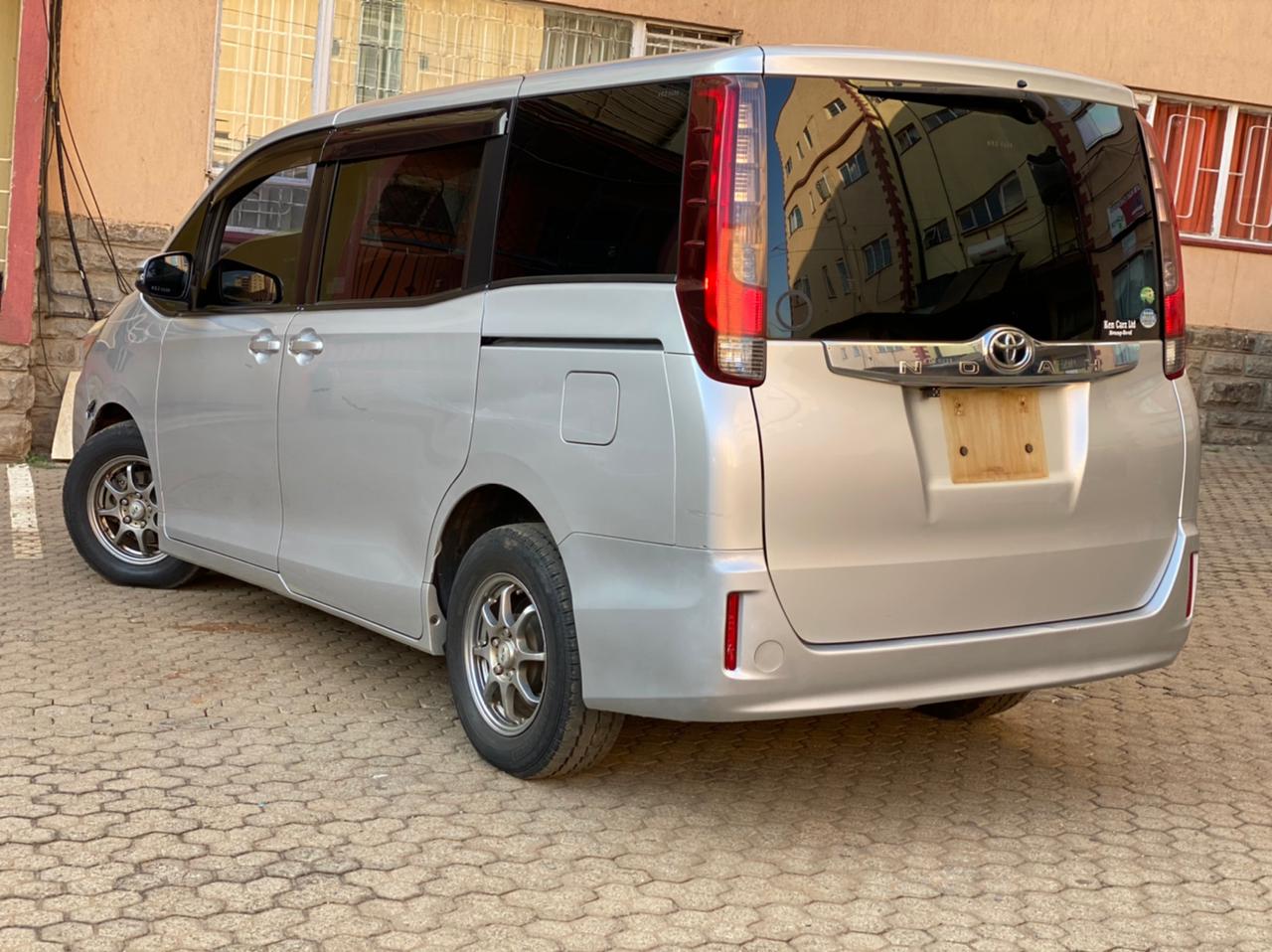 2014 Toyota Noah (New-shape)