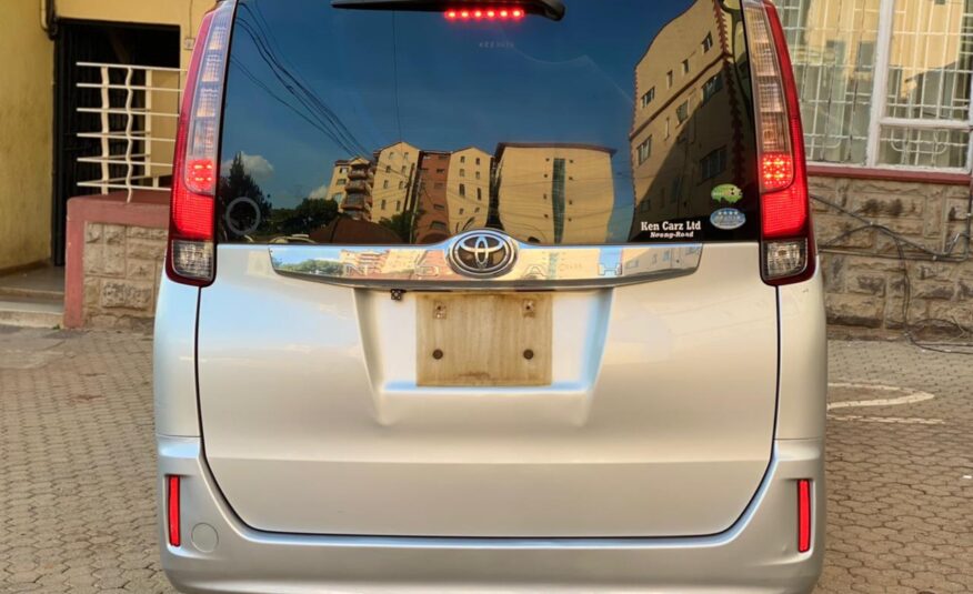 2014 Toyota Noah (New-shape)