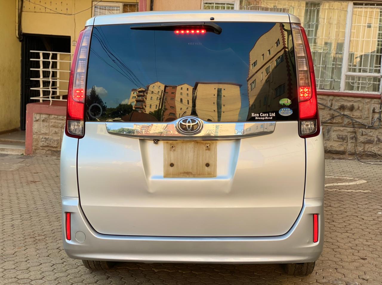 2014 Toyota Noah (New-shape)