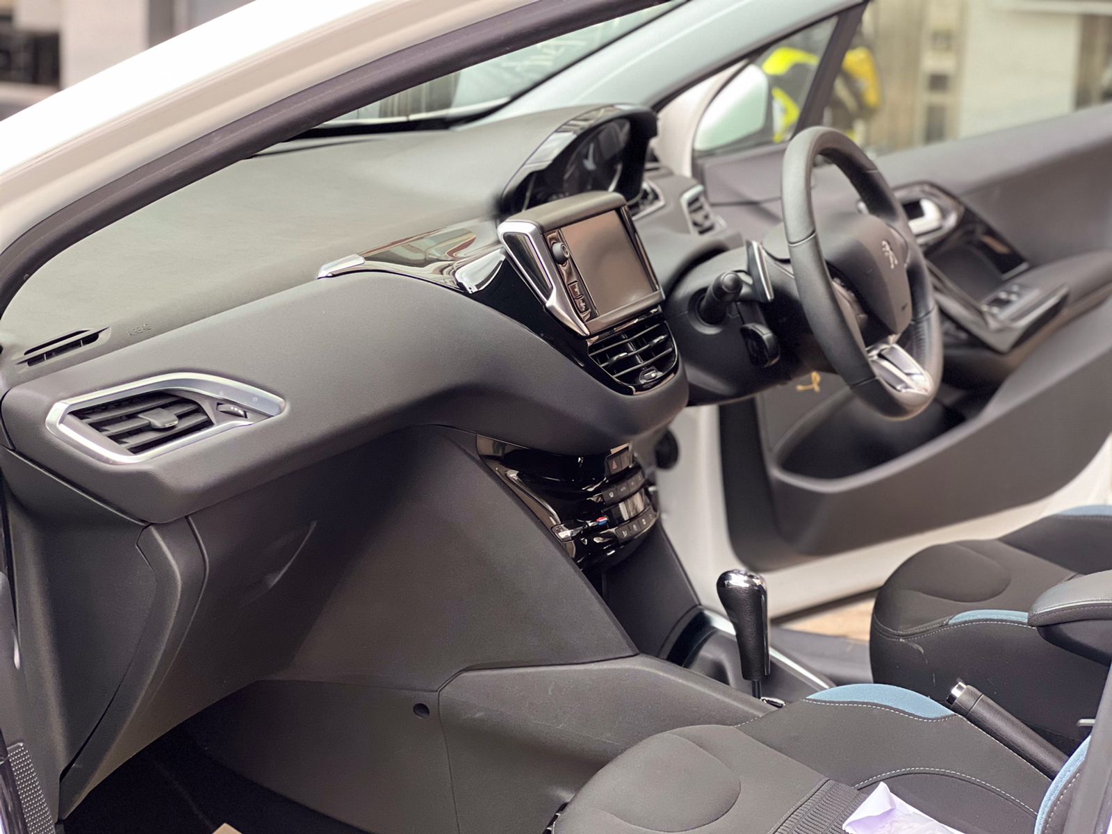 2015 PEUGEOT 208
