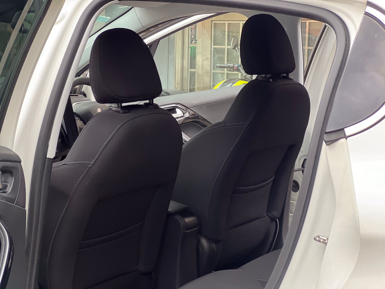 2015 PEUGEOT 208