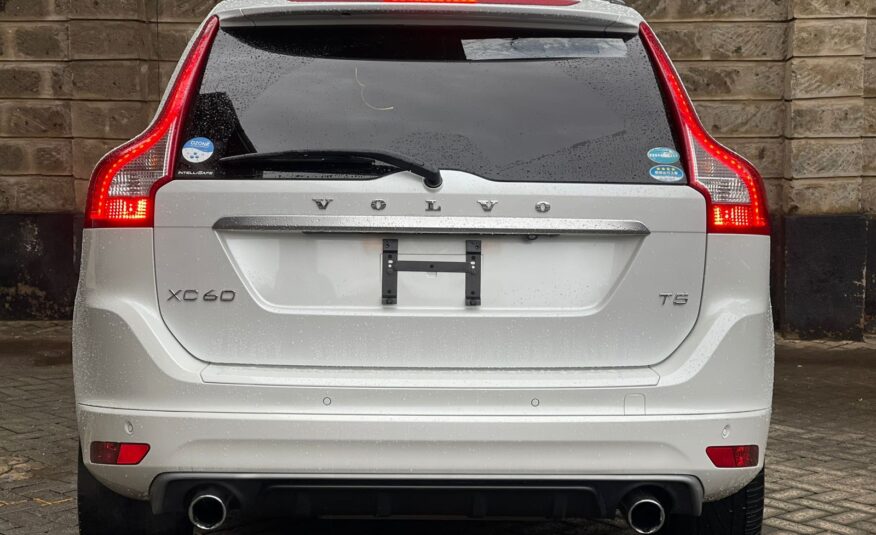 2015 Volvo XC60 R-Design with Panoramic Sunroof