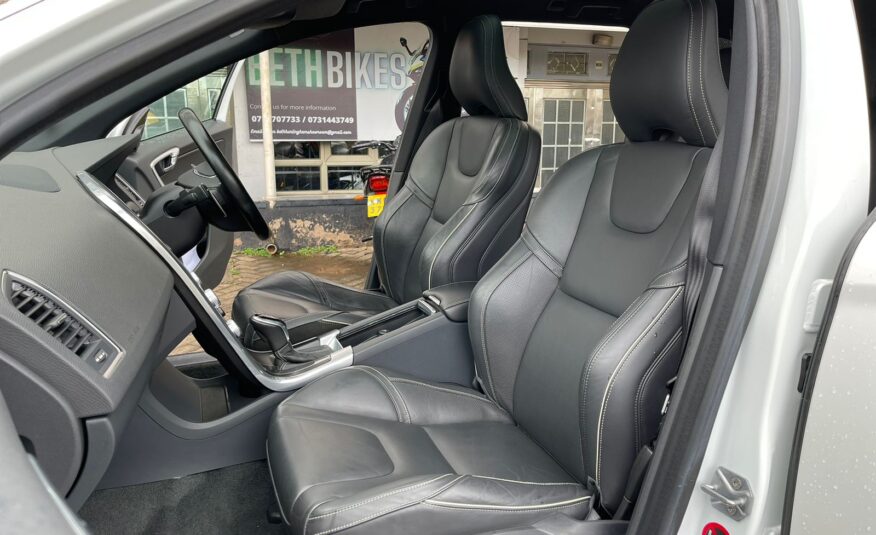 2015 Volvo XC60 R-Design with Panoramic Sunroof