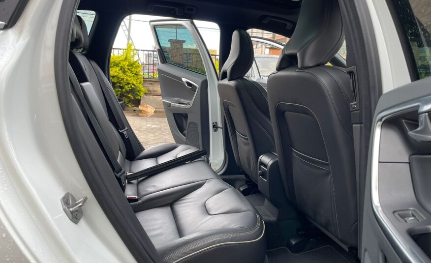 2015 Volvo XC60 R-Design with Panoramic Sunroof