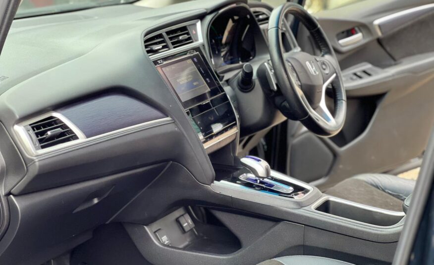 2015 Honda Fit Shuttle (Hybrid )