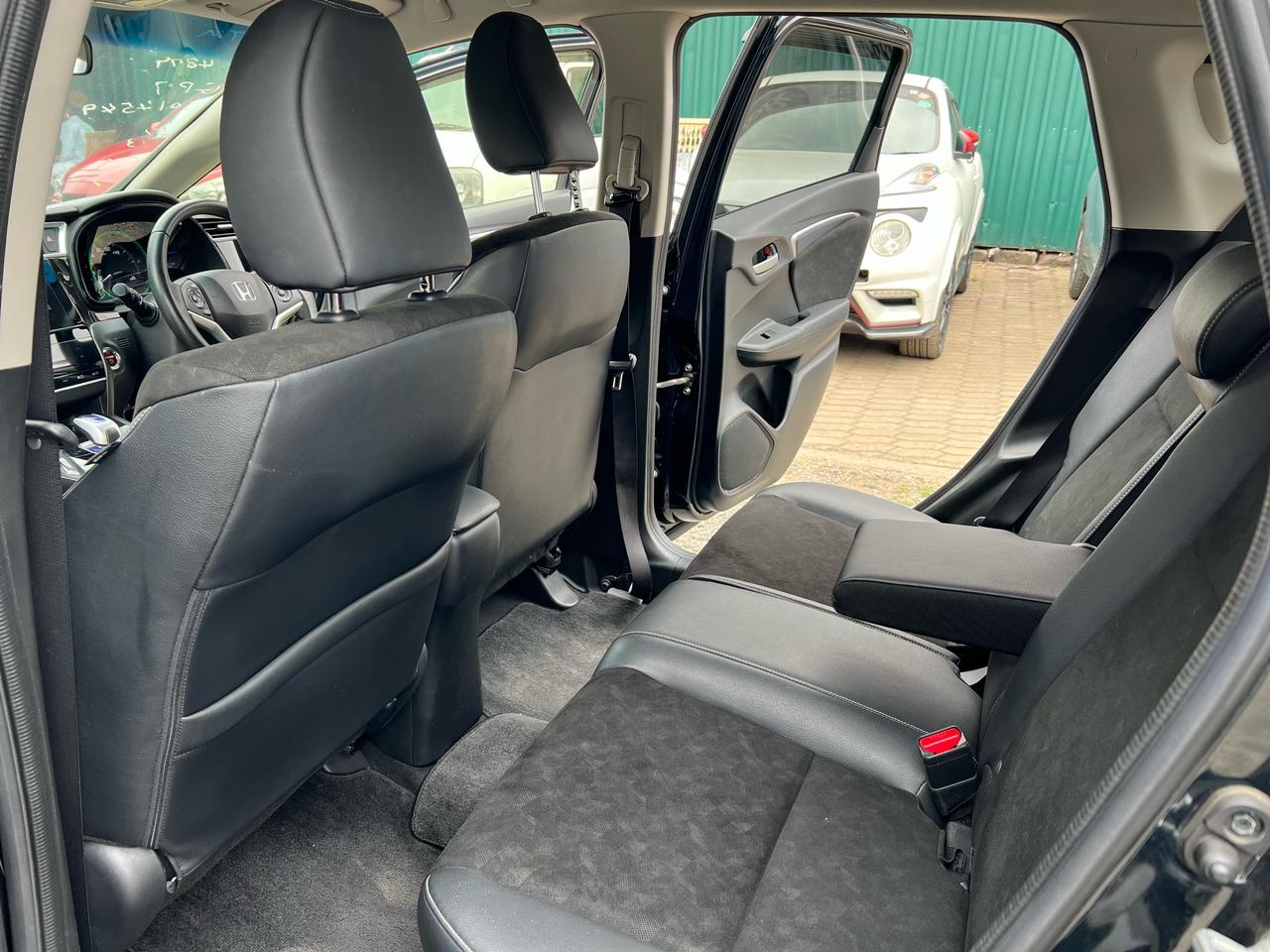 2015 Honda Fit Shuttle (Hybrid )