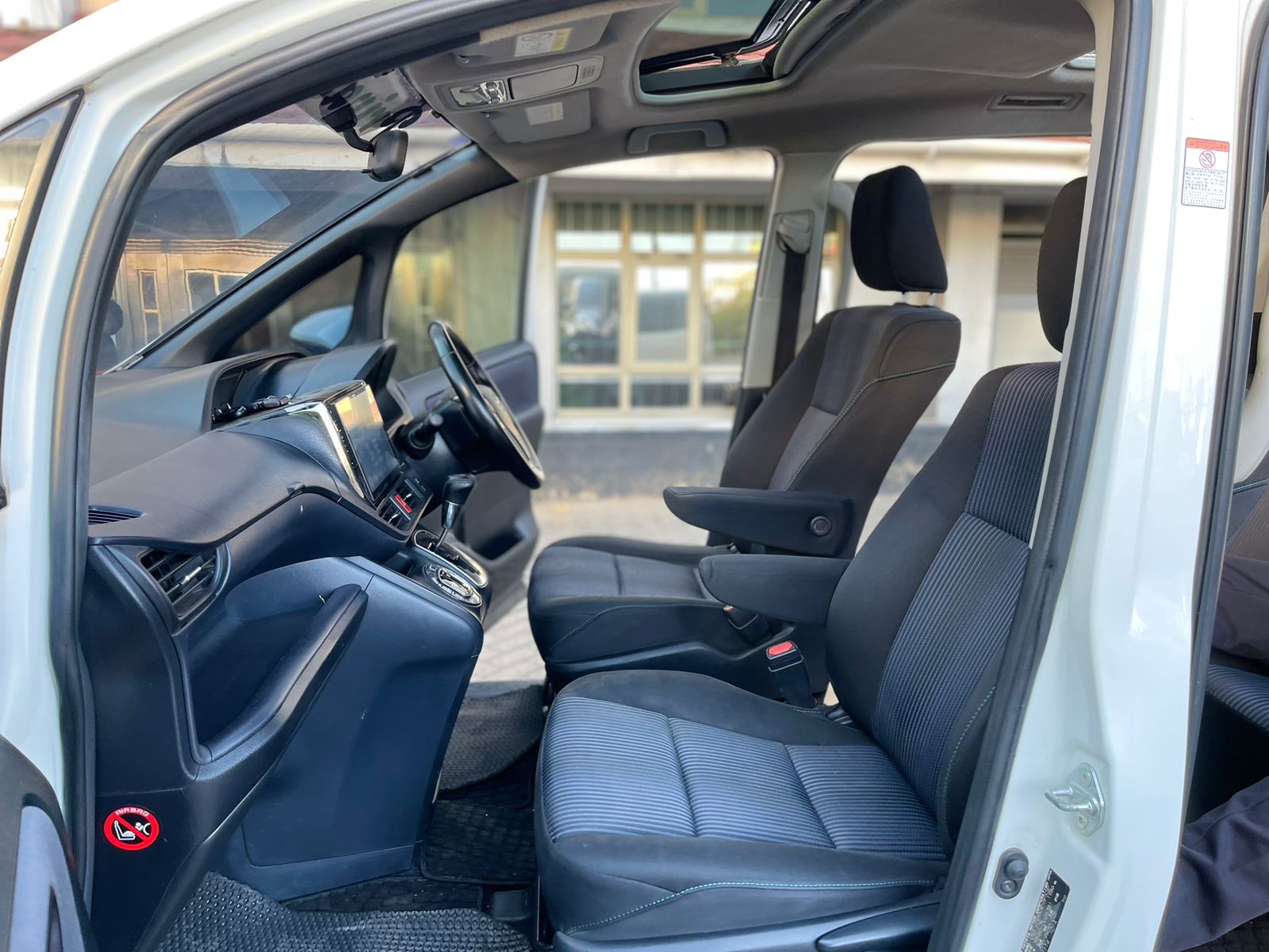 2014 Toyota Voxy Double Sunroof