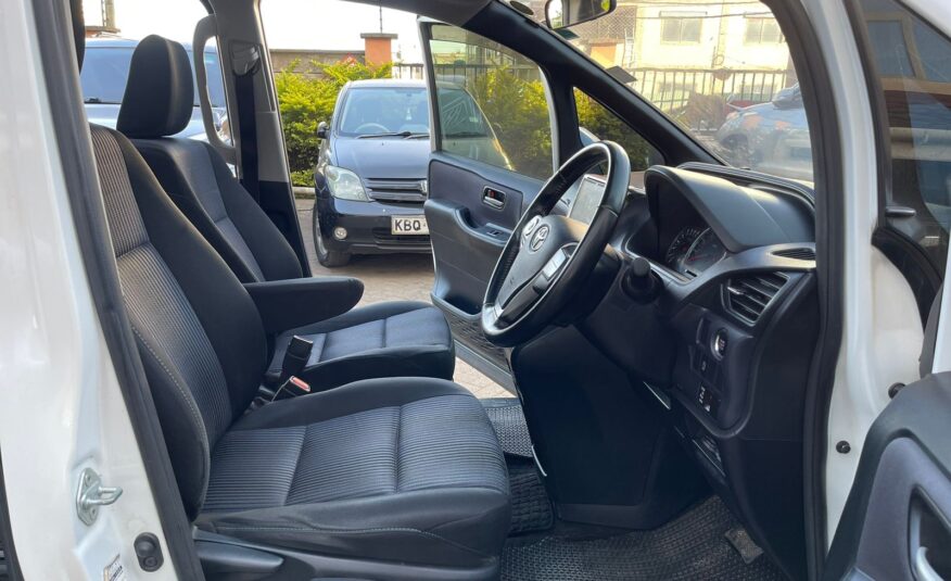 2014 Toyota Voxy Double Sunroof