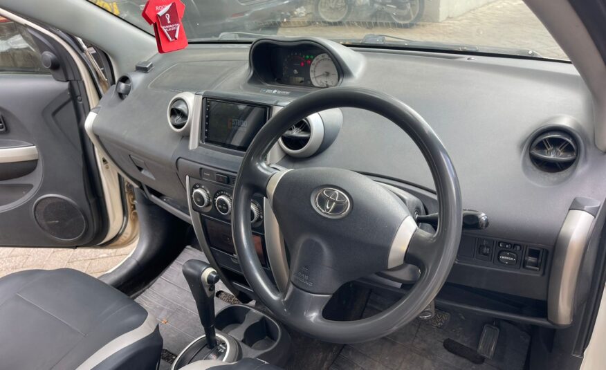 2004 Toyota IST