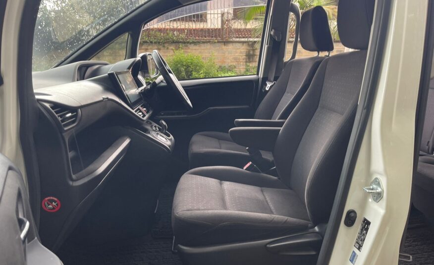2016 Toyota Noah Hybrid