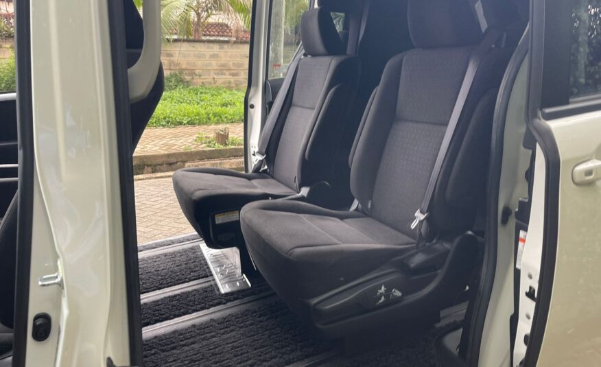 2016 Toyota Noah Hybrid